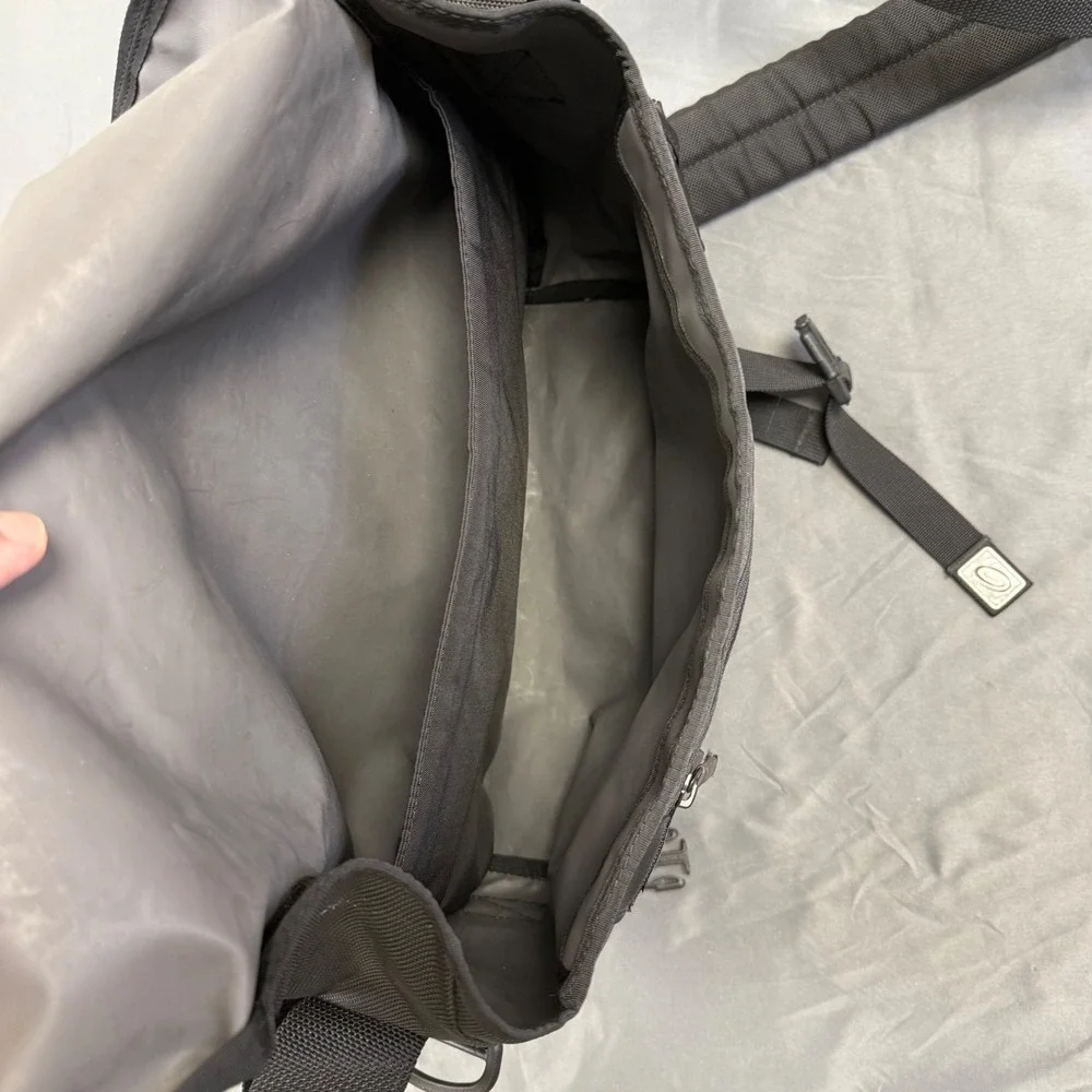 Timbuk2 Classic Messenger Bag Black Grey Ballistic Nylon Commuter Shoulder Bag